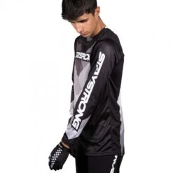 Stay Strong Maillot BMX Manches Longues Staystrong - Chevron Noir 8 Stay Strong Maillot BMX Manches Longues Staystrong - Chevron Noir -VéloStyle Boutique maillot bmx manches longues staystrong chevron noir 1